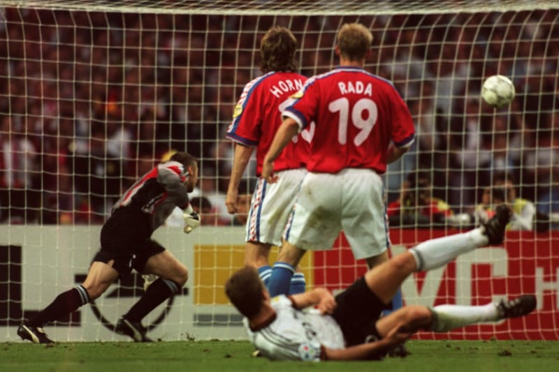 Zlatý gól na Euru 1996, který vstřelil Oliver Bierhoff. Petr Kouba byl bezmocný.