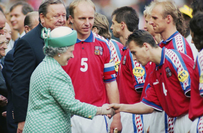 Britská královna Alžběta II. se zdraví s českým národním týmem před finále Eura 1996.