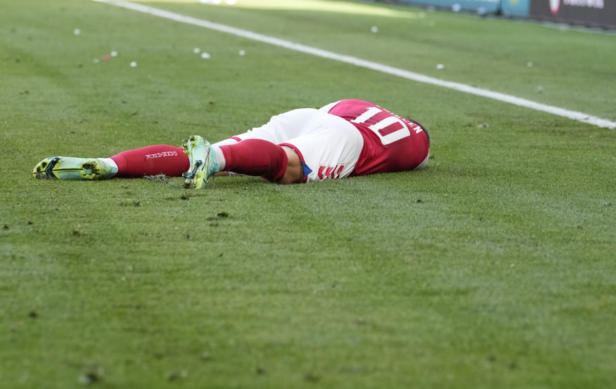 Dánský fotbalista Christian Eriksen zkolaboval uprostřed zápasu.