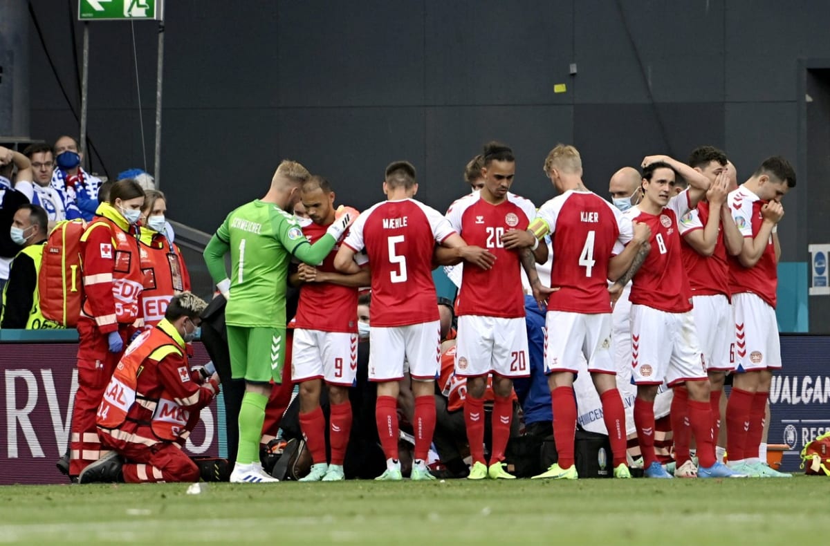 Nejen dánští fotbalisté prožívali při kolapsu Christiana Eriksena chvíle hrůzy.
