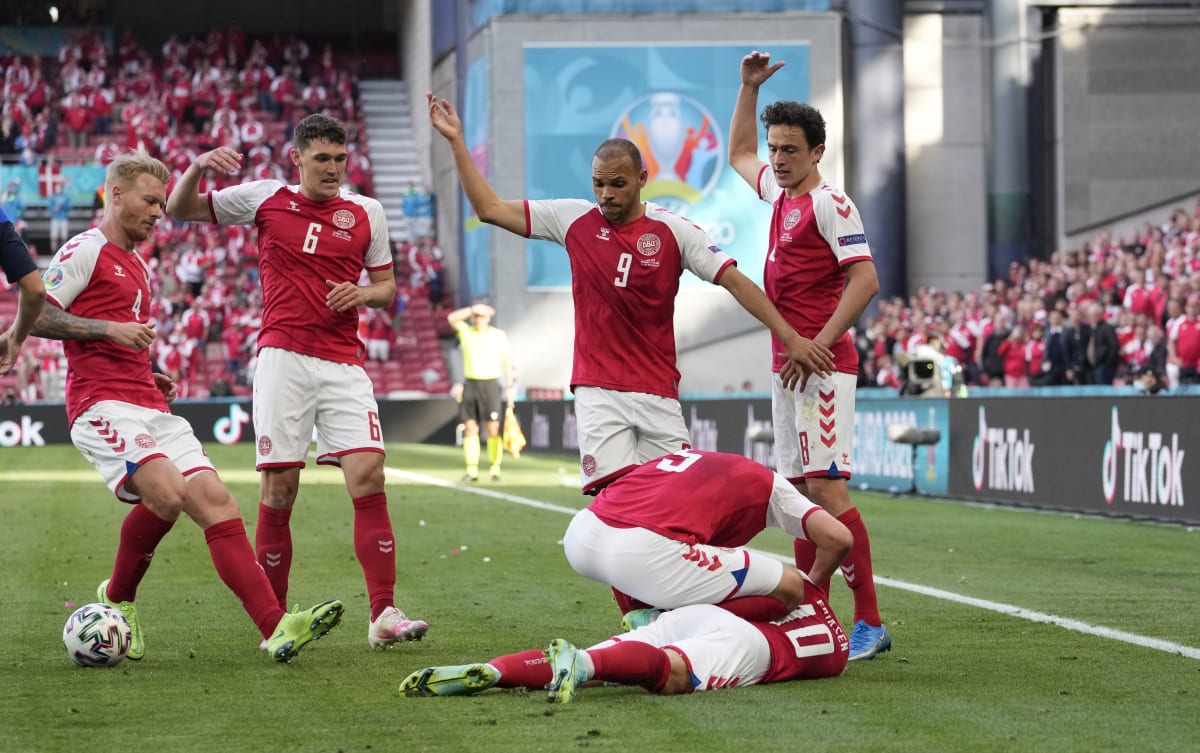 Fotbalisté Dánska volají na hřiště po kolapsu Christiana Eriksena lékaře.