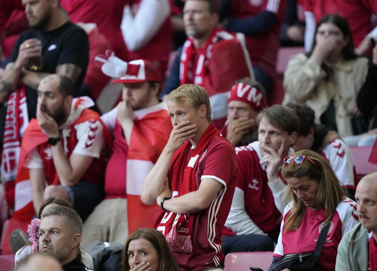 Dánští fanoušci s napětím čekali, jak boj o život Christiana Eriksena dopadne.