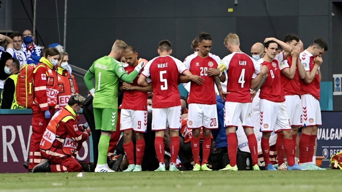 Nejen dánští fotbalisté prožívali při kolapsu Christiana Eriksena chvíle hrůzy.