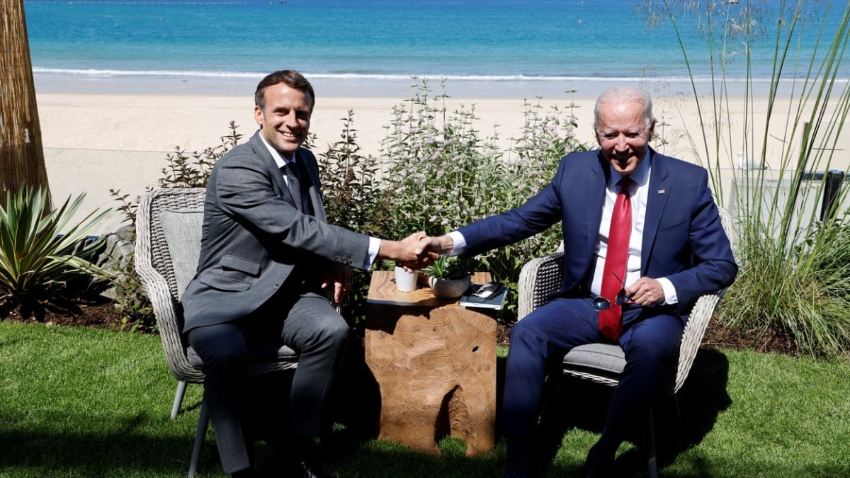Francouzský prezident Emmanuel Macron a americký prezident Joe Biden na setkání G7