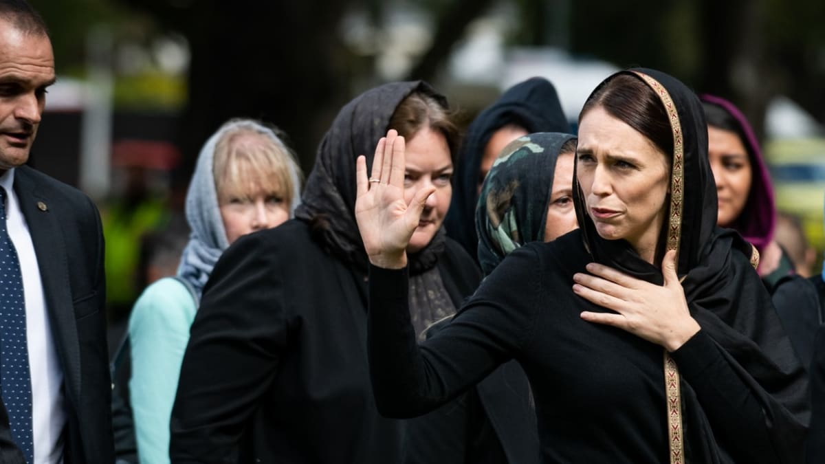 Novozélandská premiérka Jacinda Ardernová na smuteční pietě za oběti teroristického útoku v roce 2019