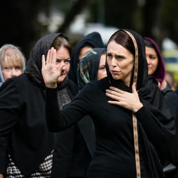 Novozélandská premiérka Jacinda Ardernová na smuteční pietě za oběti teroristického útoku v roce 2019.