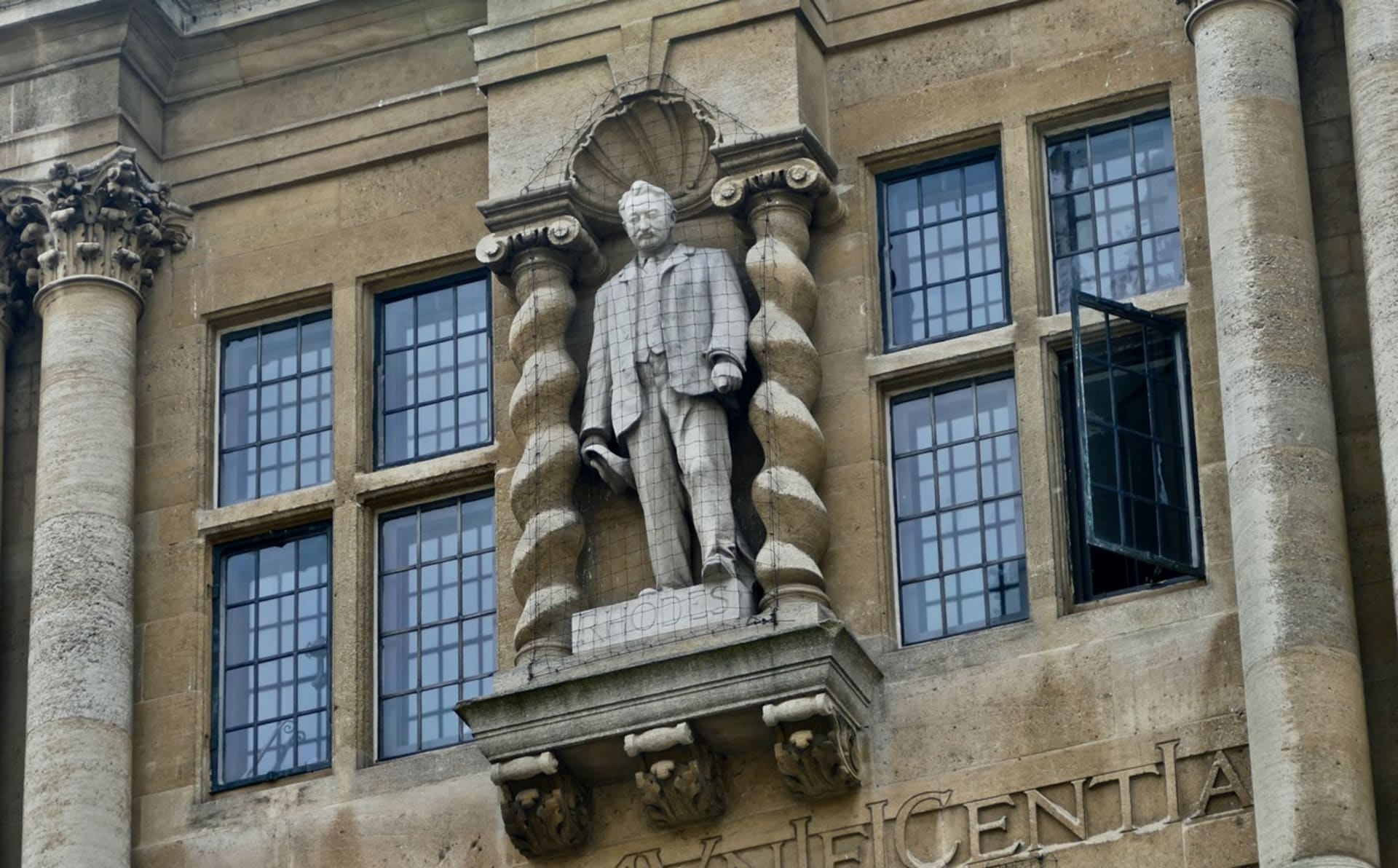 Sochu kolonisty Cecila Rhodese chtějí akademici z Oxfordu strhnout k zemi.
