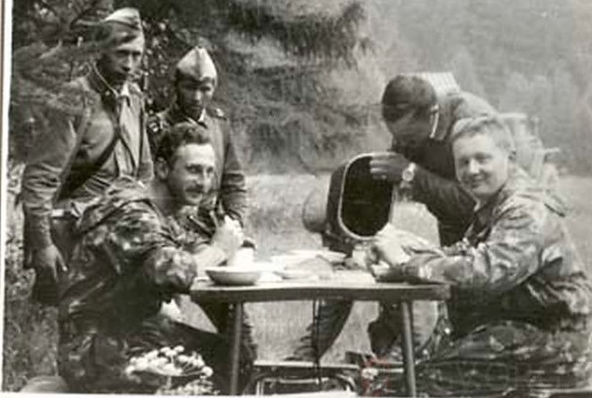 Frenštát pod Radhoštěm. Oběd sovětských důstojníků 8. baterie při cvičení na Libavé. Vladimír Kuročkin a Igor Parmon
