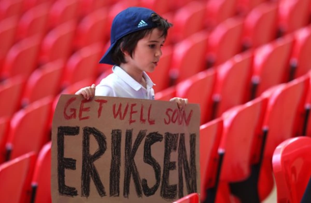 Malý fanoušek Anglie s tranparentem na podporu dánského fotbalisty Christiana Eriksena. 
