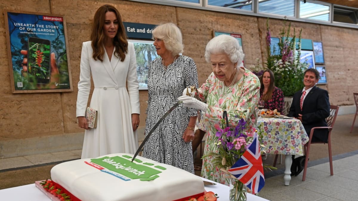 Královna Alžběta II. rozkrájela dort mečem.