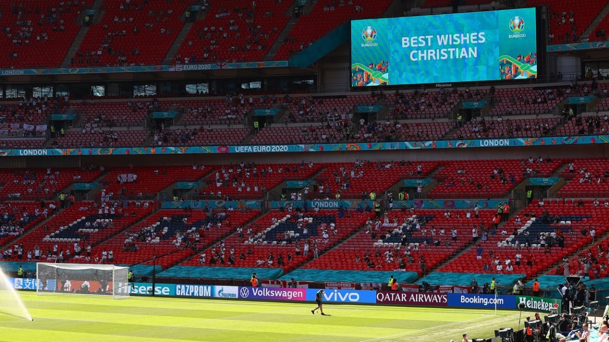 Záběr na stadion Wembley na začátku zápasu Anglie s Chorvatskem