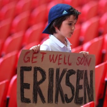 Malý fanoušek Anglie s tranparentem na podporu dánského fotbalisty Christiana Eriksena. 