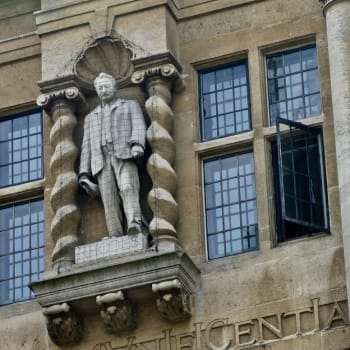 Sochu kolonisty Cecila Rhodese chtějí akademici z Oxfordu strhnout k zemi.