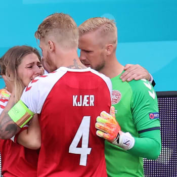 Dánský fotbalový obránce Simon Kjaer utěšuje partnerku hráče Christiana Eriksena, který zkolaboval při zápase na Euru.