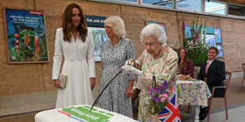 Královna Alžběta ukázala, jak to umí s mečem. Na summitu G7 zbraní rozkrájela dort