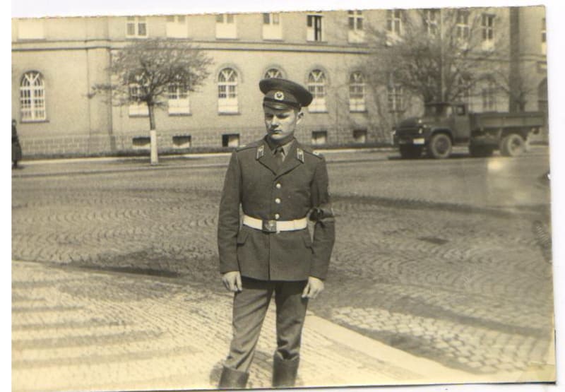 Mladá Boleslav, sovětský voják řídí dopravu při průjezdu vojenské kolony městem.