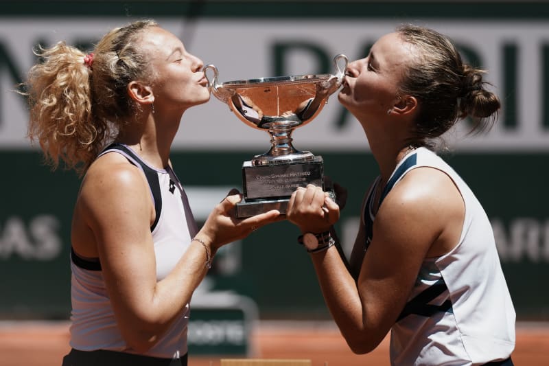 Barbora Krejčíková a Kateřina Siniaková zvítězili ve finále deblu.