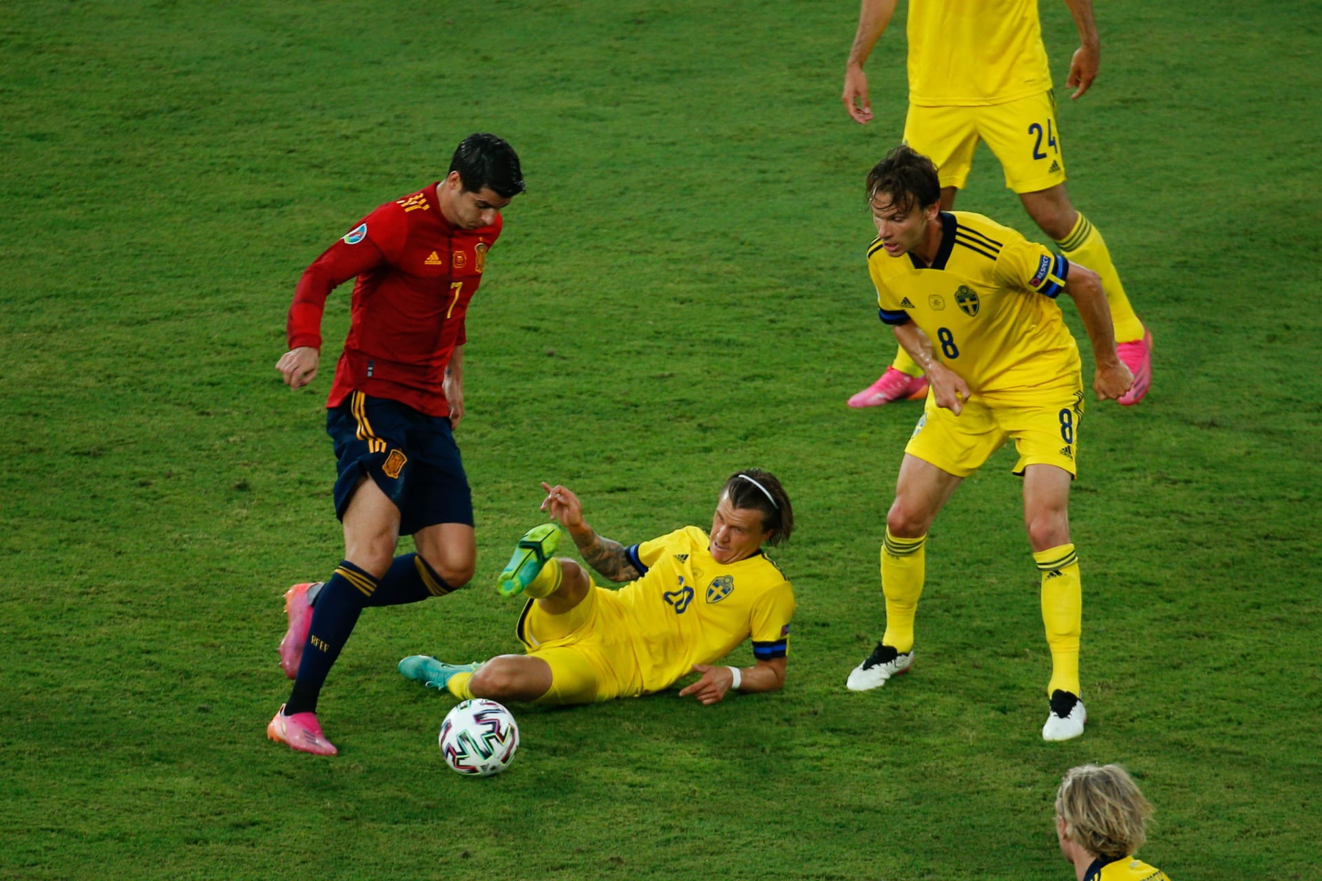 Alavaro Morata se snaží probít přes obranný blok Švédů. 