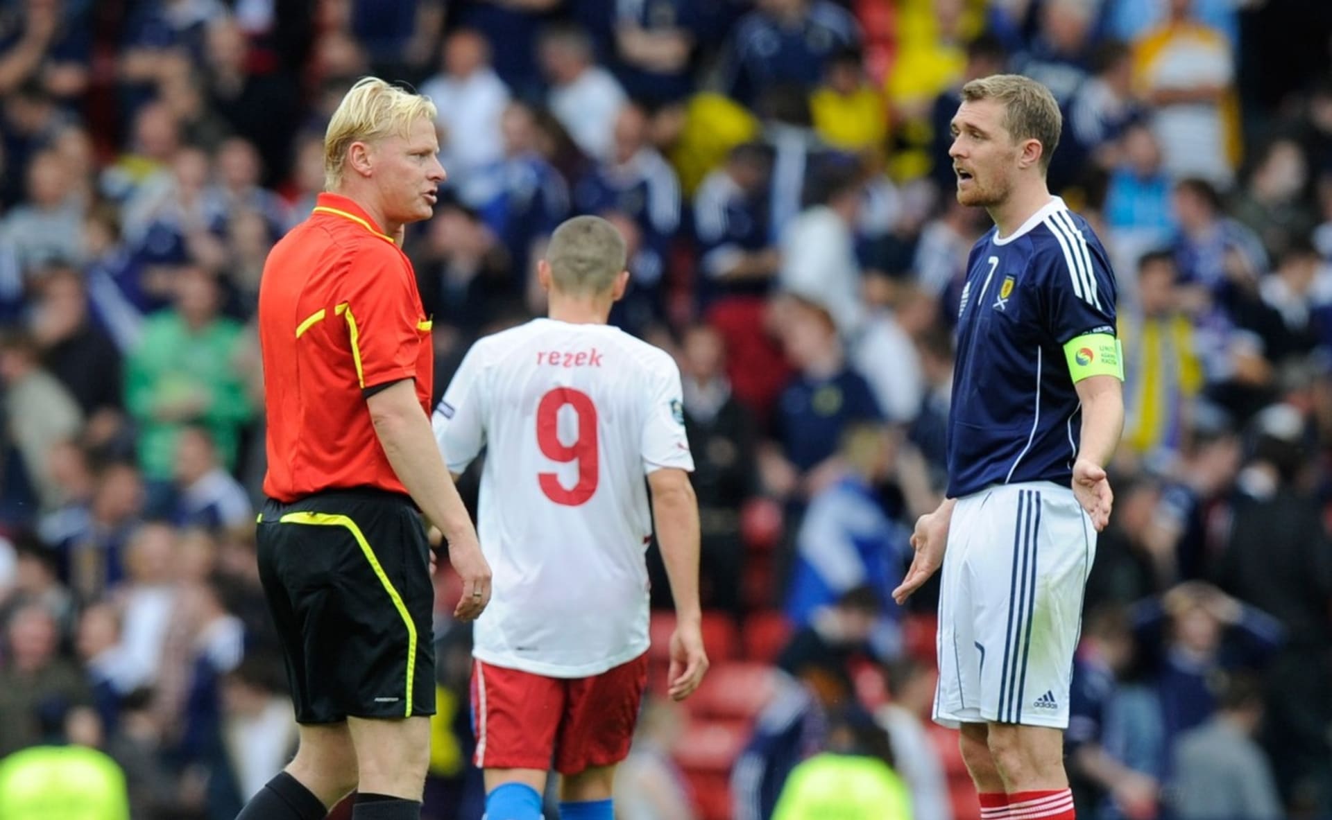 Skotský kapitán Darren Fletcher v roce 2011 diskutoval s rozhodčím Kevinem Blomem, že odcházející Jan Rezek penaltu nasimuloval. Neuspěl.