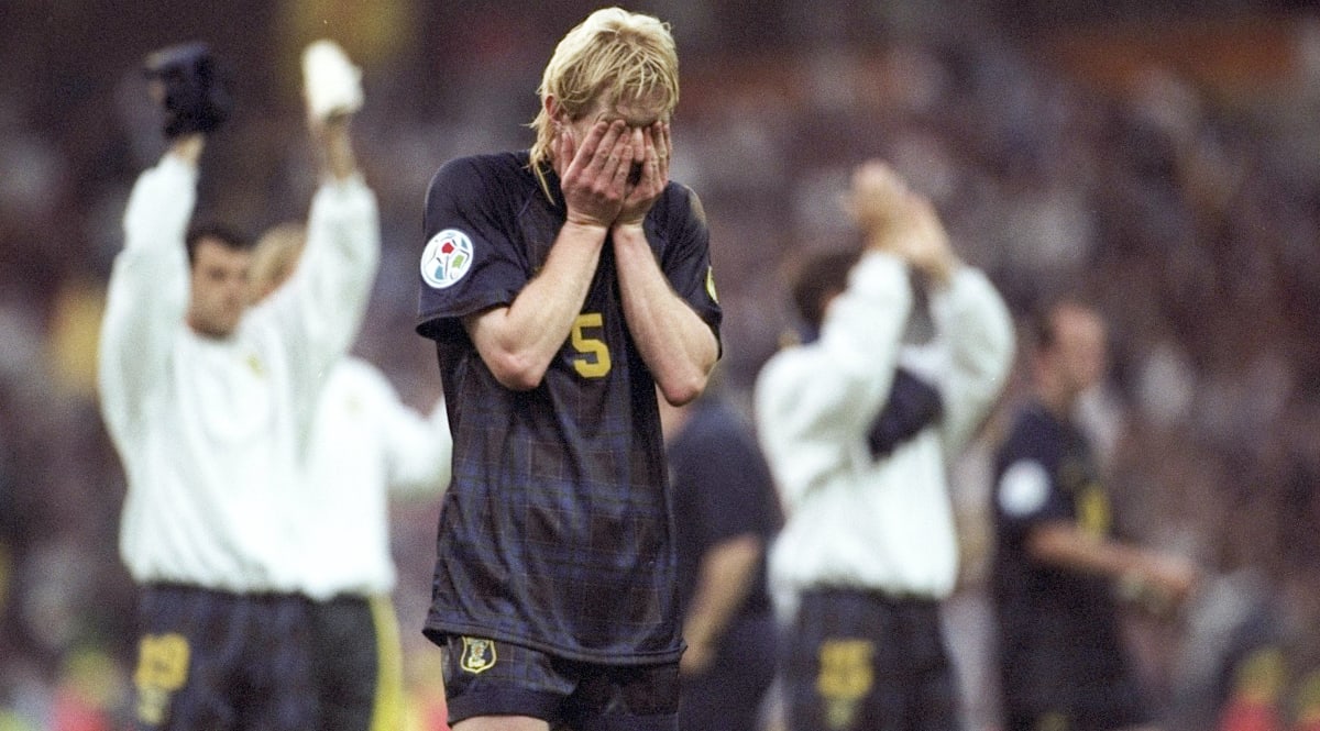 Poslední účast Skotů na mistrovství Evropy. Colin Hendry smutní, přestože Skotsko porazilo na Euru 1996 v posledním utkání základní skupiny Švýcarsko 1:0, ale nepostoupilo do play-off kvůli gólovému rozdílu v konečné tabulce skupiny.