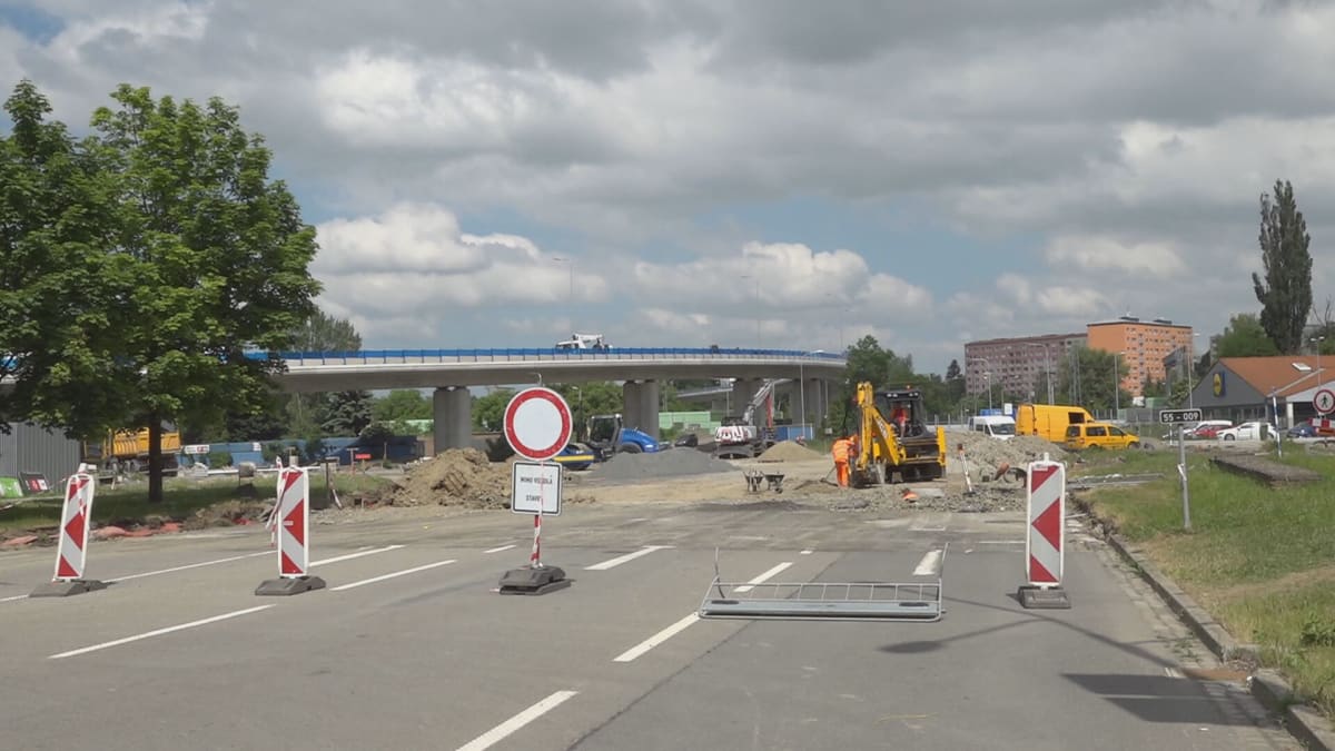 Výstavba nové silnice značně komplikuje dopravní situaci v Přerově. 