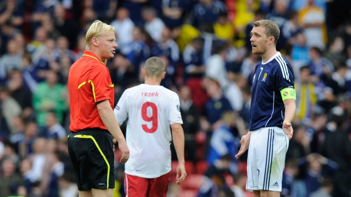 Skotský kapitán Darren Fletcher v roce 2011 diskutoval s rozhodčím Kevinem Blomem, že odcházející Jan Rezek penaltu nasimuloval. Neuspěl.