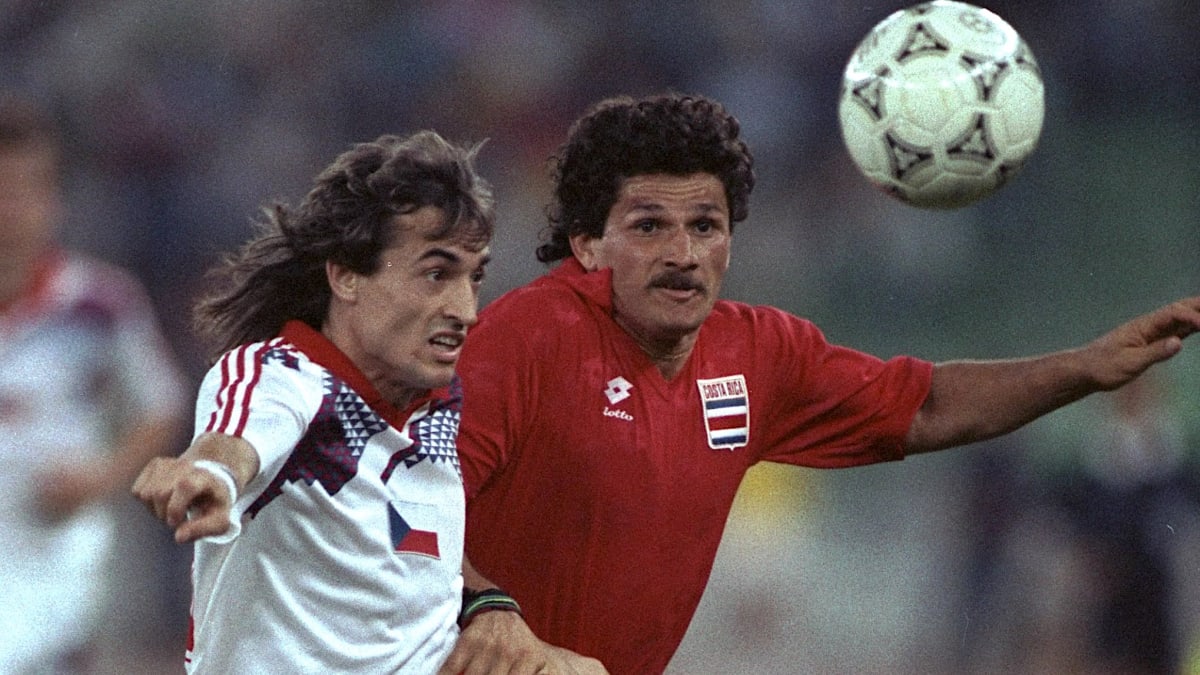 Československý útočník Ivo Knoflíček (vlevo) bojuje o míč s Mauriciem Monterem v utkání osmifinále mistrovství světa 1990 v Itálii. 