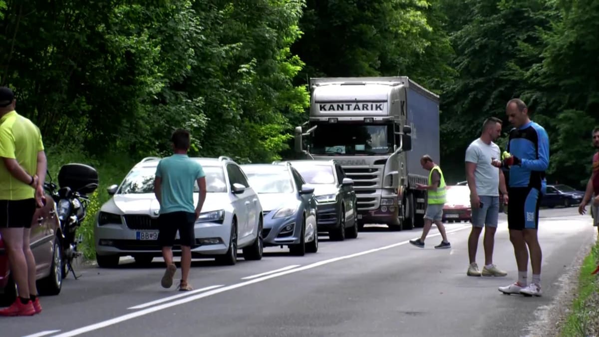 Na hraničním přechodu do Polska se tvoří kolony aut. 