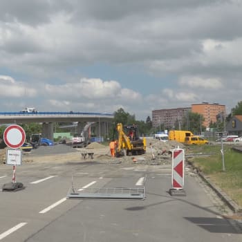Výstavba nové silnice značně komplikuje dopravní situaci v Přerově. 