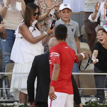 Velká radost malého fanouška, který přijímá raketu od čerstvého šampiona Roland Garros Novaka Djokoviče.