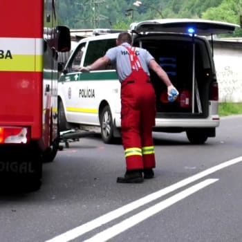 Slovenské záchranné složky na místě, kde řidič automobilu srazil rodinu na kolech