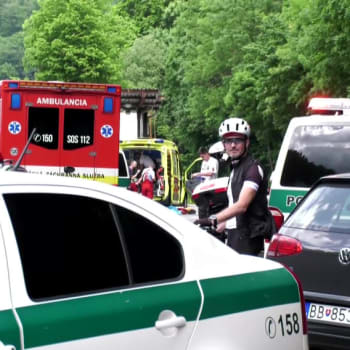 Slovenské záchranné složky na místě, kde řidič automobilu srazil rodinu na kolech.