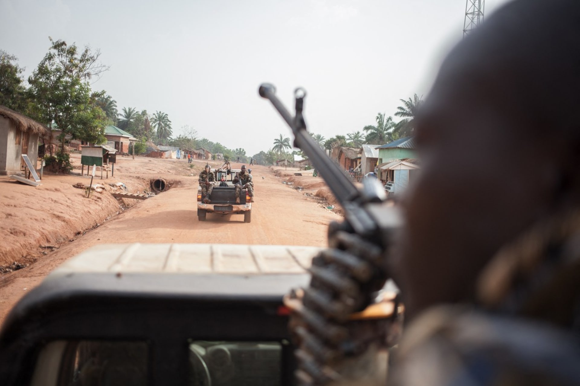 Ve Středoafrické republice bojují vládní jednotky s povstalci a mimoto v zemi operují i vojáci OSN, Ruska či Číny.