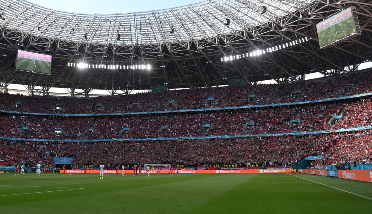 Téměř vyprodaná Puskás Aréna při zápase domácích Maďarů