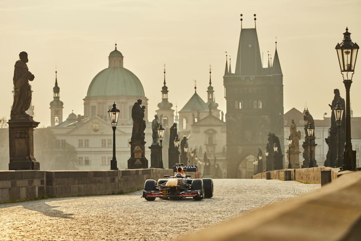 Formule Red Bullu na Karlově mostě
