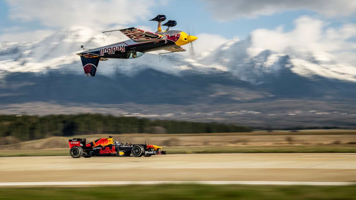 Formule Red Bullu a akrobatický letoun Martina Šonky