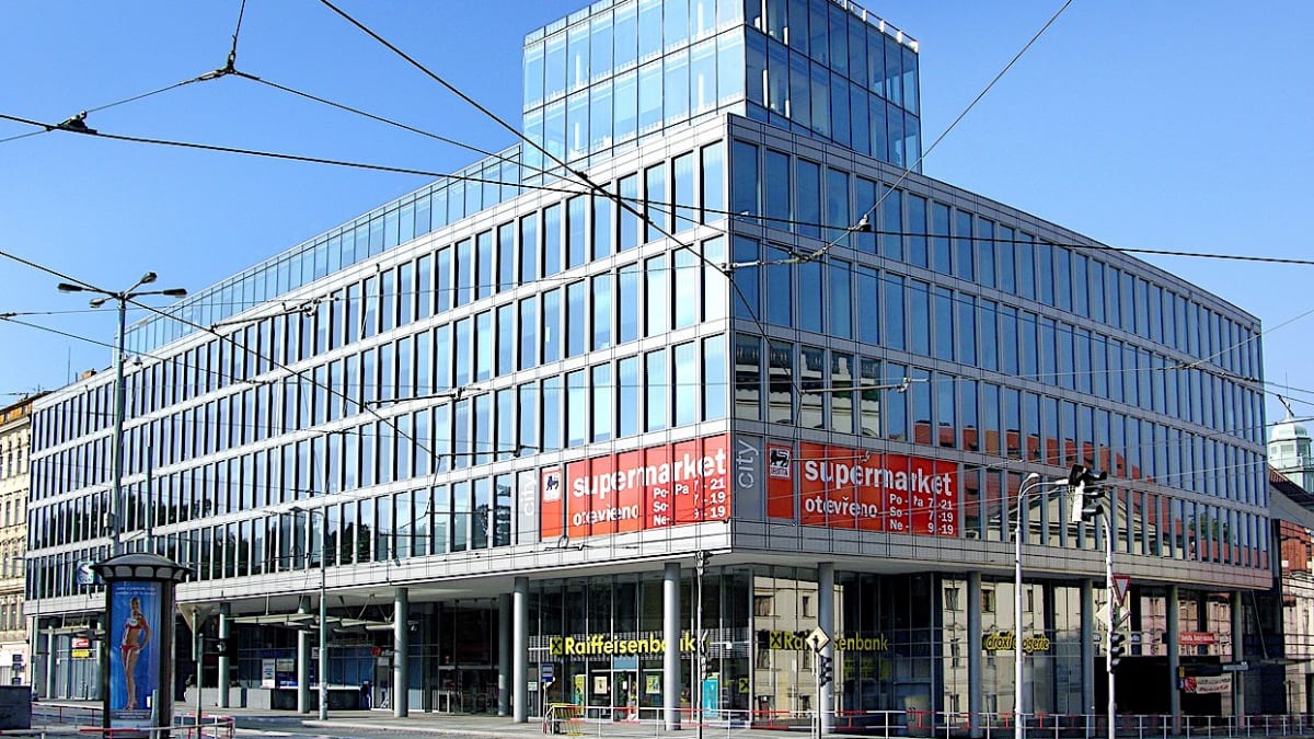 Jedna z poboček Raiffeisenbank je na pražském Karlově náměstí.