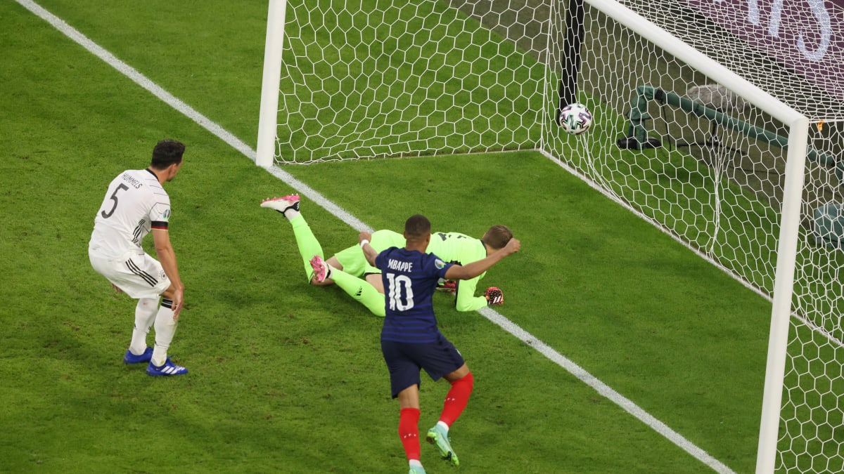 Rozhodující moment zápasu mezi Německem a Francií. Mats Hummels si dal vlastní gól, raduje se Kylian Mbappé.