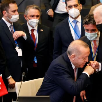 Turecký prezident Erdogan zdraví Bidena.
