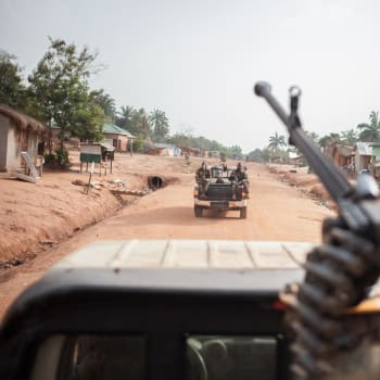 Ve Středoafrické republice bojují vládní jednotky s povstalci a mimoto v zemi operují i vojáci OSN, Ruska či Číny.