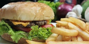 Připlatíme si za hamburger? Budoucí vláda plánuje zvýšit daně u nezdravých potravin