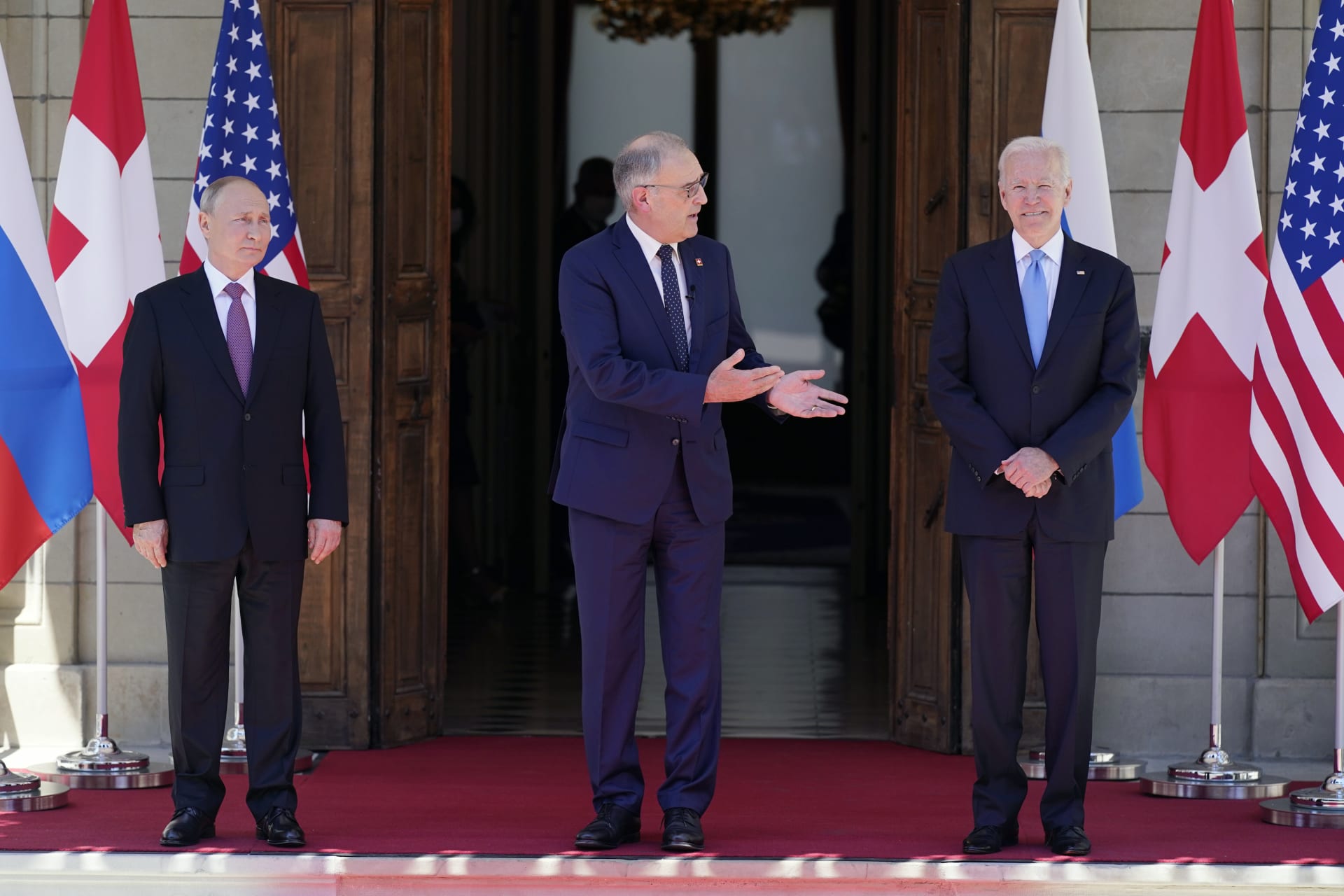 Prezidenty USA a Ruska vítá ve Švýcarsku prezident Guy Parmelin.