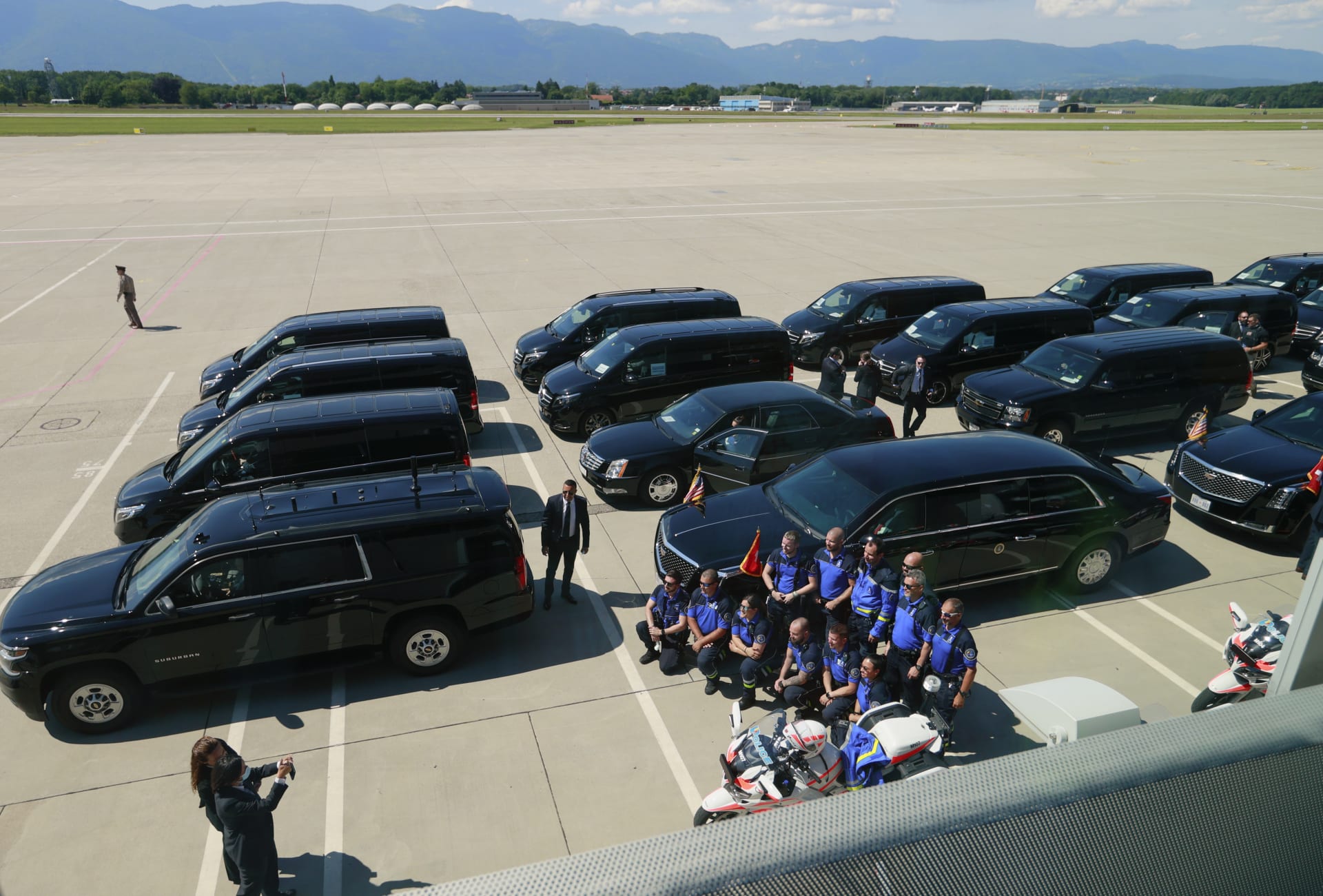Americká delegace se chystá k odjezdu z letiště.