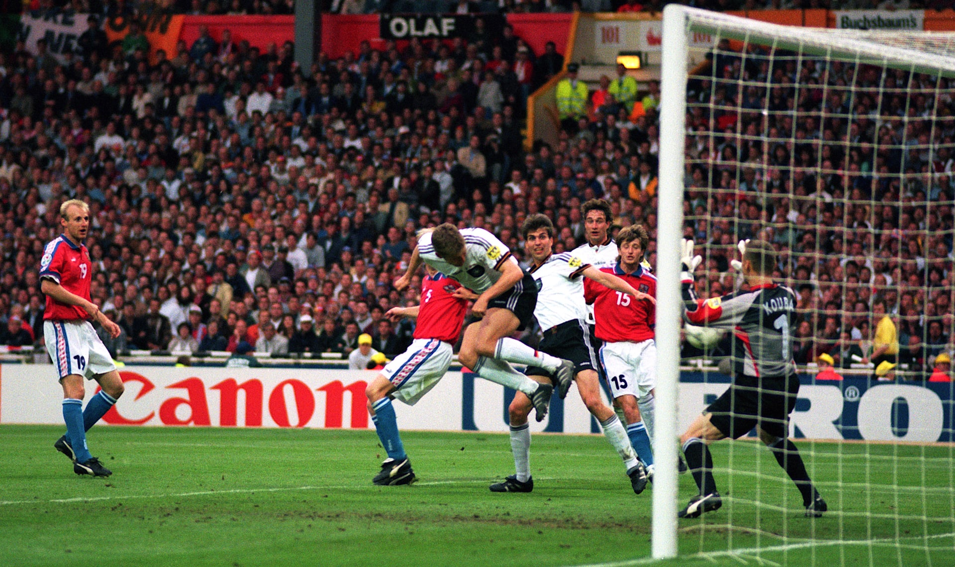 Oliver Bierhoff vyrovnává hlavou po pěti minutách na hřišti finále Euro 1996 ve Wembley na 1:1. Prodlužovalo se.