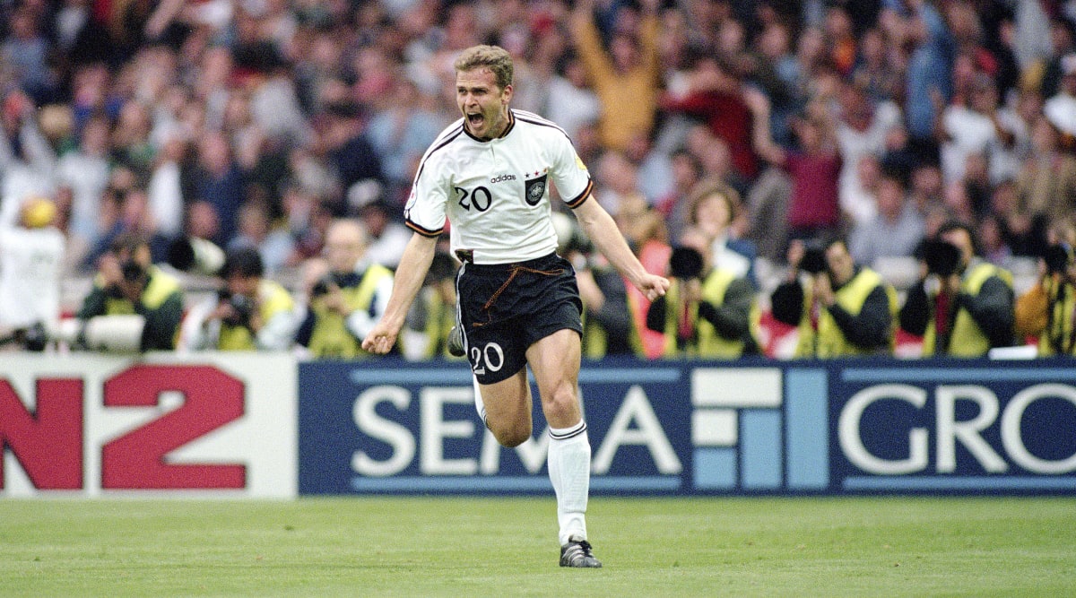 Oliver Bierhoff se raduje po svém Zlatém gólu, který rozhodl finále Eura 1996 v Londýně proti Česku. 