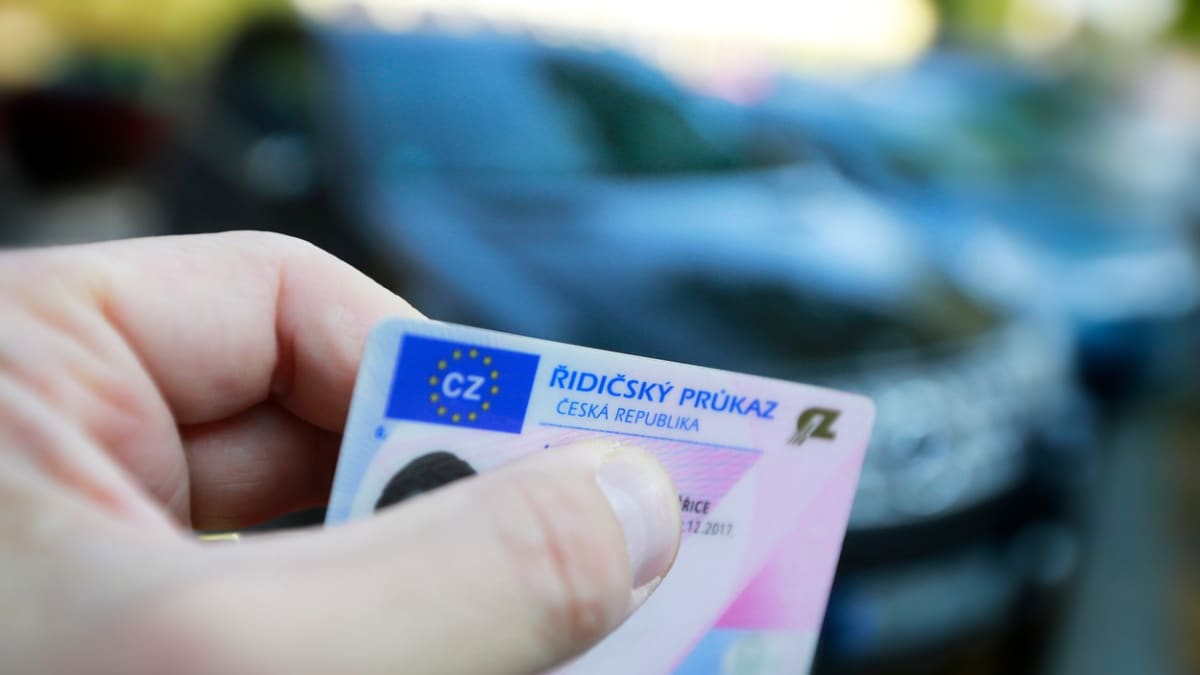 Řidičské průkazy velikosti kreditní karty jsou zatím moderním maximem české dopravní administrativy.