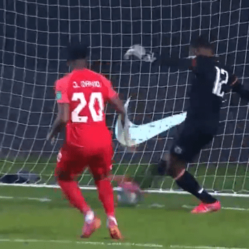 Haitský brankář Josué Duverger si dal vskutku bizarní vlastní gól.