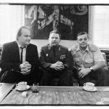 Zleva: Michael Kocáb, sovětský generál Eduard Vorobjov a slovenský generál Svetozár Naďovič na snímku z roku 1991 (Autor: archiv S. Naďoviče)