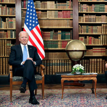 Joe Biden a Vladimir Putin zasedli k jednání ve švýcarské vile.