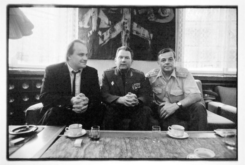 Zleva: Michael Kocáb, sovětský generál Eduard Vorobjov a slovenský generál Svetozár Naďovič na snímku z roku 1991 (Autor: archiv S. Naďoviče)